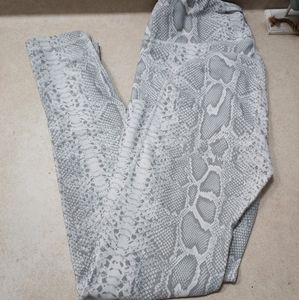 HIGH-RISE SIDE POCKET BUTT LIFT ACTIVE LEGGINGS - WHITE SNAKE